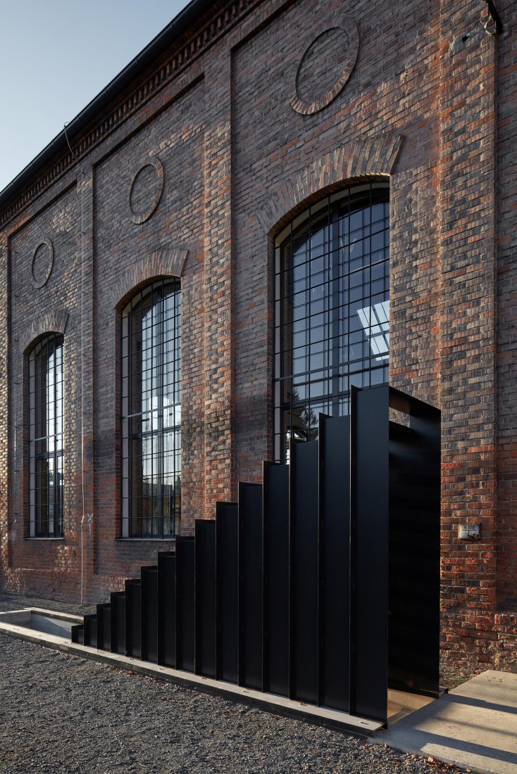 Vista exterior. Reconversión de la Boiler House por Atelier Hoffman. Fotografía © Jakub Skokan and Martin Tůma / BoysPlayNice