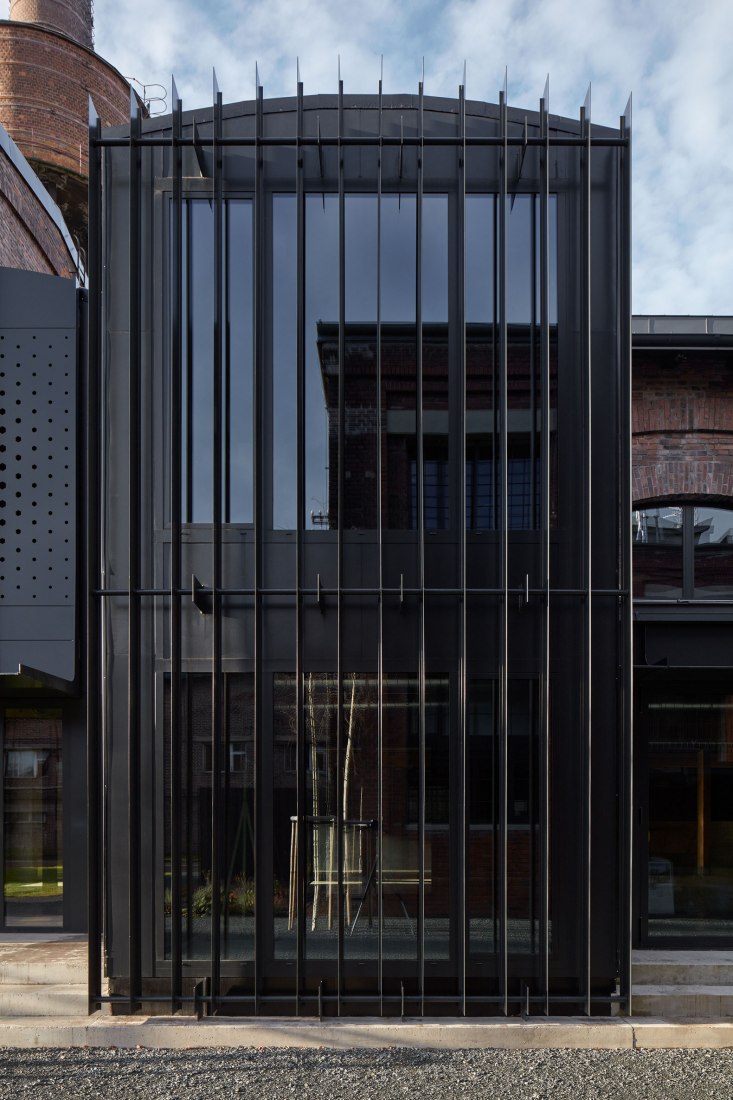 Vista exterior. Reconversión de la Boiler House por Atelier Hoffman. Fotografía © Jakub Skokan and Martin Tůma / BoysPlayNice
