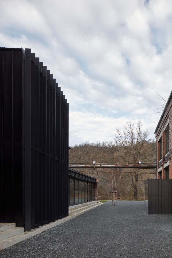 Vista exterior. Reconversión de la Boiler House por Atelier Hoffman. Fotografía © Jakub Skokan and Martin Tůma / BoysPlayNice