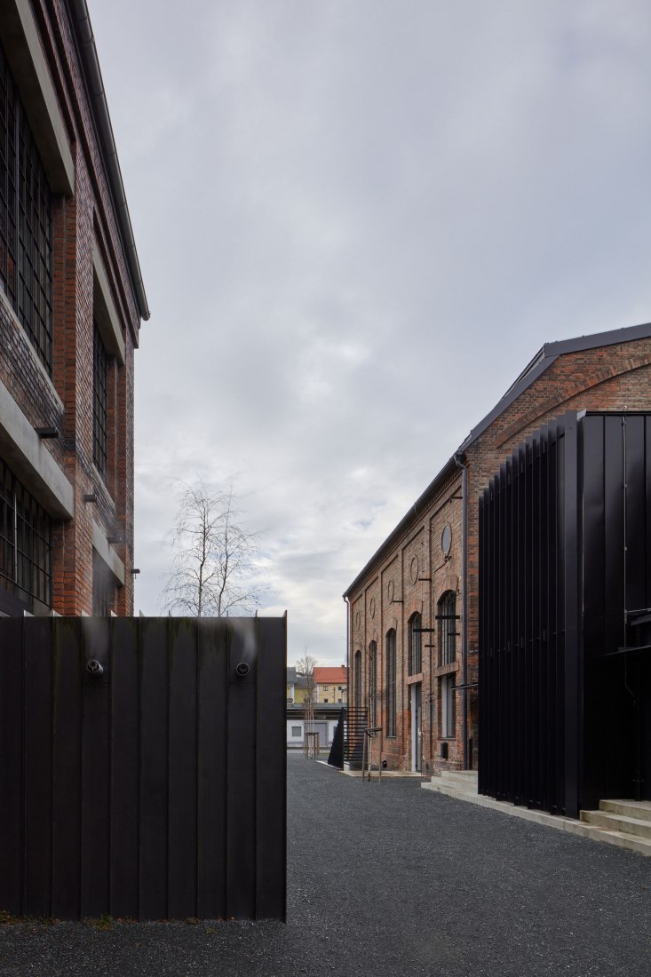 Vista exterior. Reconversión de la Boiler House por Atelier Hoffman. Fotografía © Jakub Skokan and Martin Tůma / BoysPlayNice