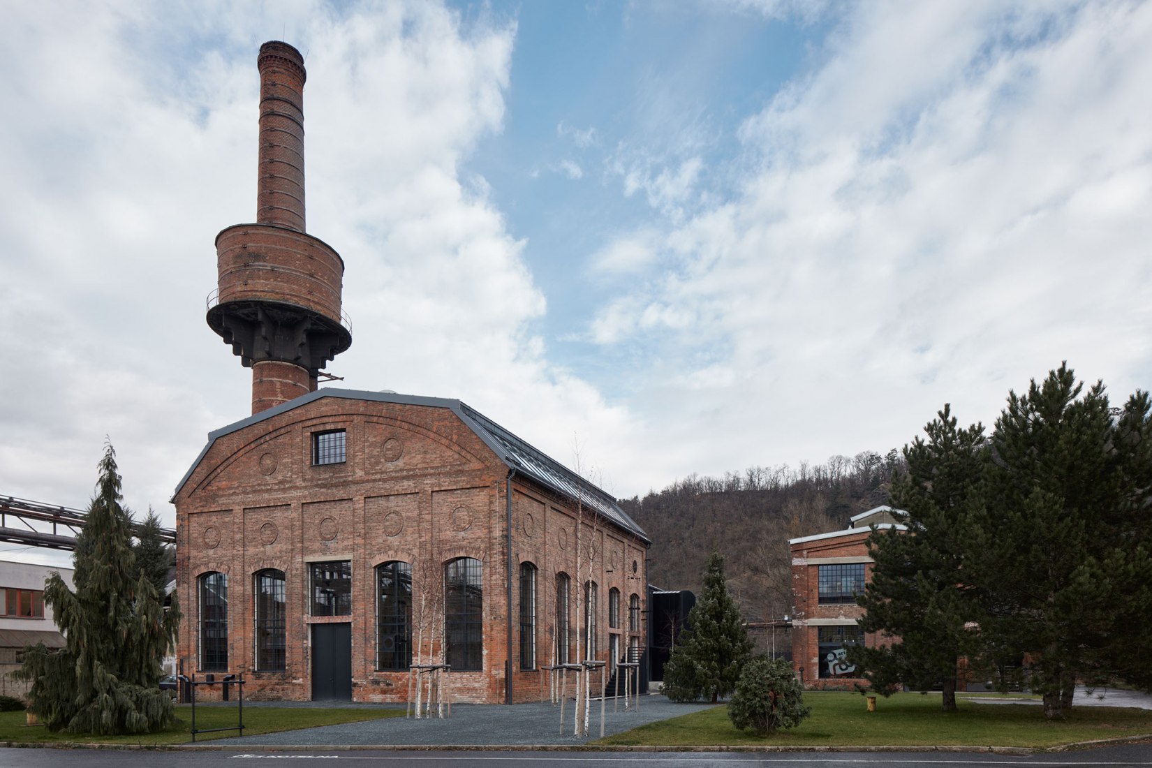 Vista exterior. Reconversión de la Boiler House por Atelier Hoffman. Fotografía © Jakub Skokan and Martin Tůma / BoysPlayNice