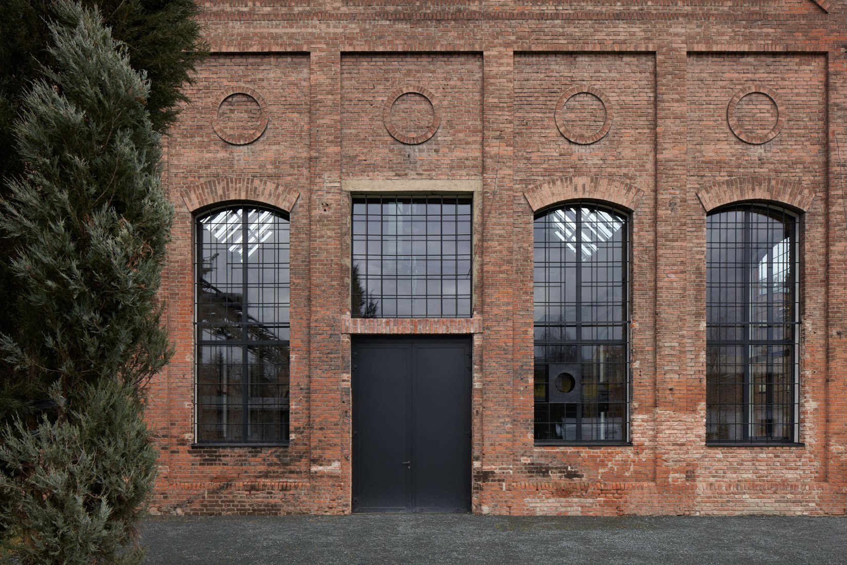 Vista exterior. Reconversión de la Boiler House por Atelier Hoffman. Fotografía © Jakub Skokan and Martin Tůma / BoysPlayNice