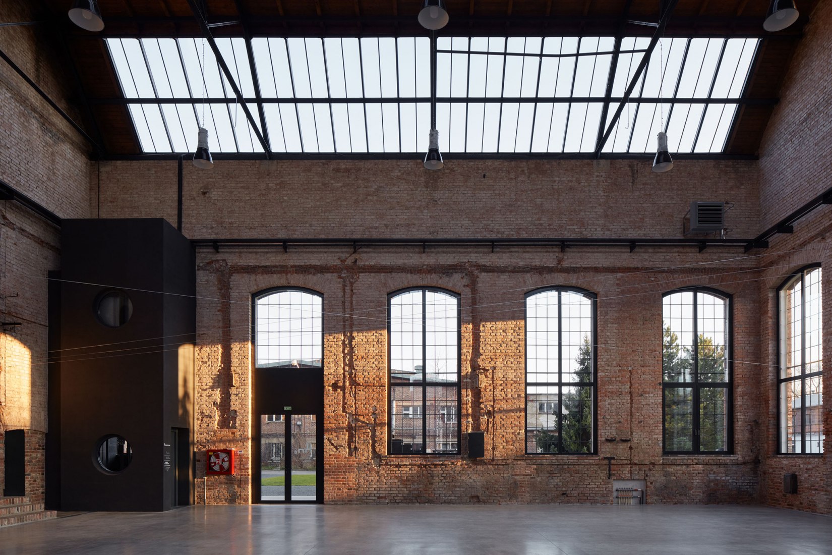 Área multifuncional. Reconversión de la Boiler House por Atelier Hoffman. Fotografía © Jakub Skokan and Martin Tůma / BoysPlayNice