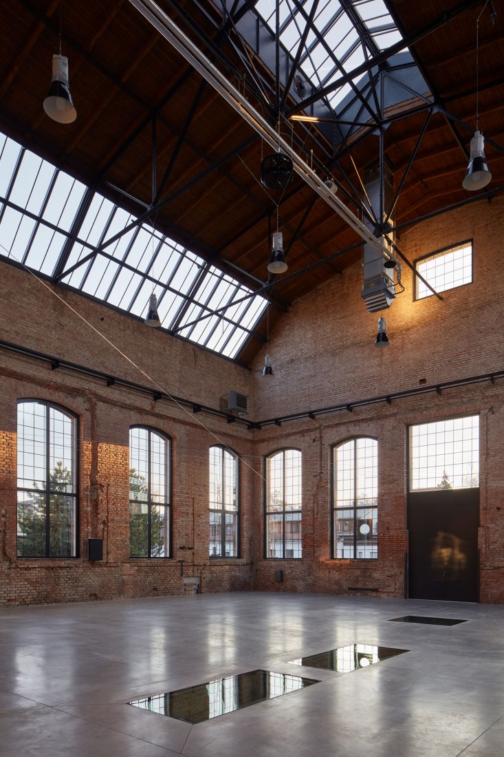Área multifuncional. Reconversión de la Boiler House por Atelier Hoffman. Fotografía © Jakub Skokan and Martin Tůma / BoysPlayNice