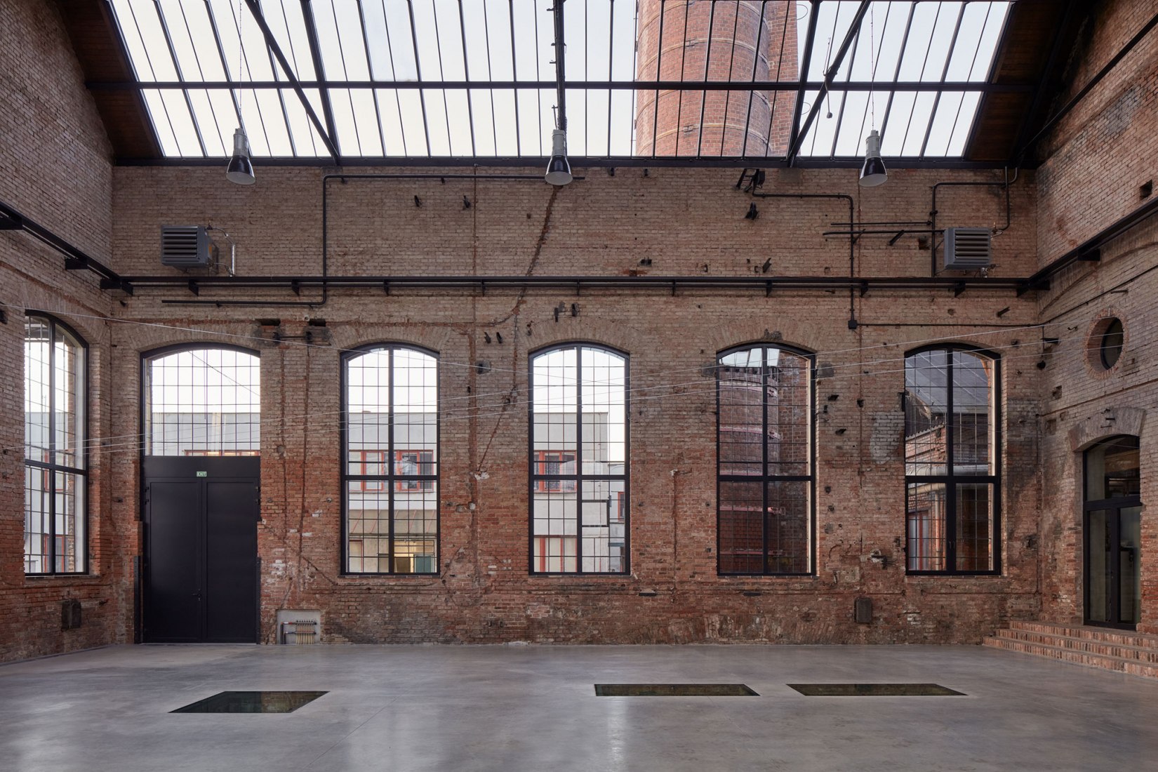 Área multifuncional. Reconversión de la Boiler House por Atelier Hoffman. Fotografía © Jakub Skokan and Martin Tůma / BoysPlayNice