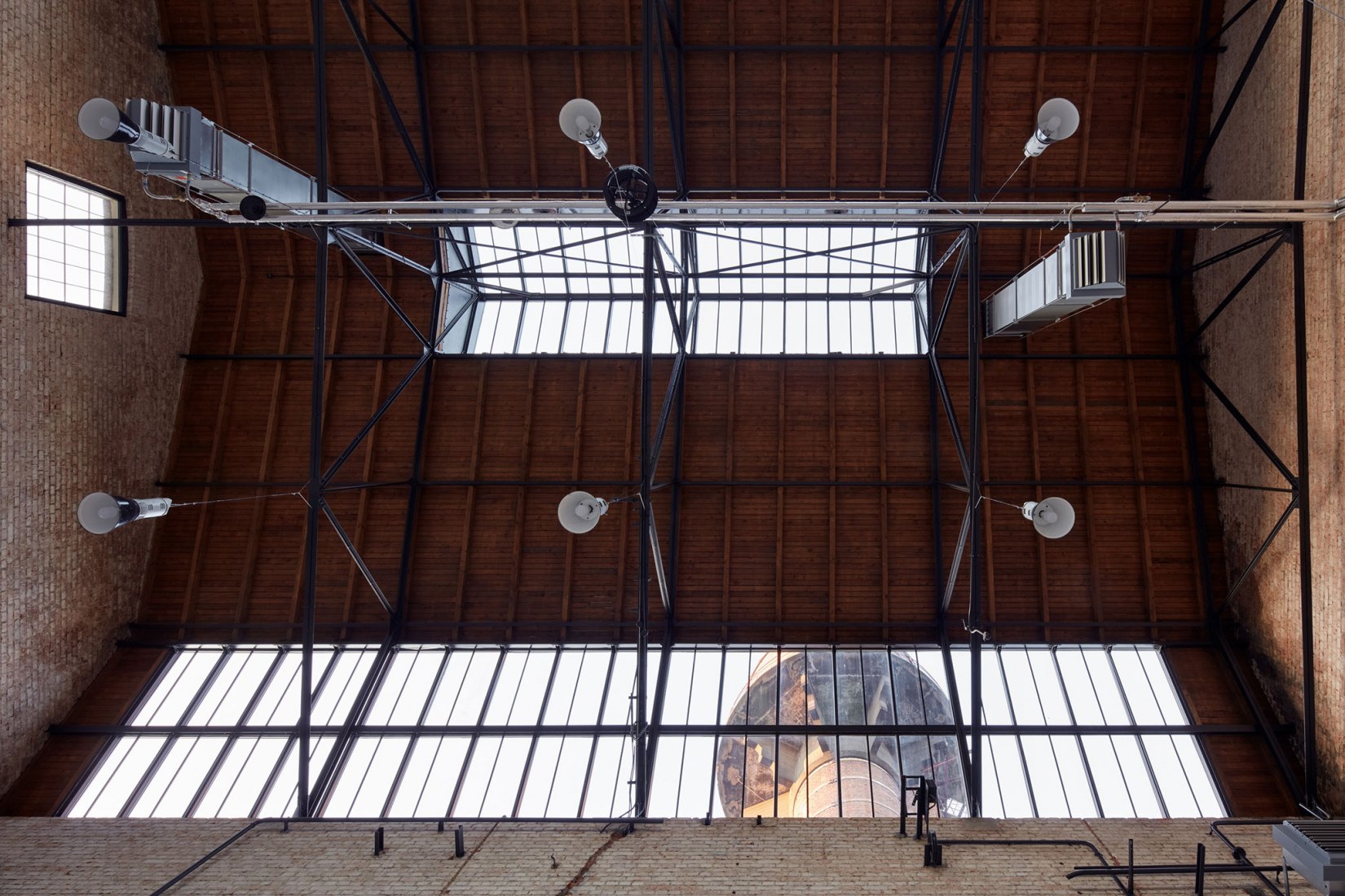 Área multifuncional. Reconversión de la Boiler House por Atelier Hoffman. Fotografía © Jakub Skokan and Martin Tůma / BoysPlayNice