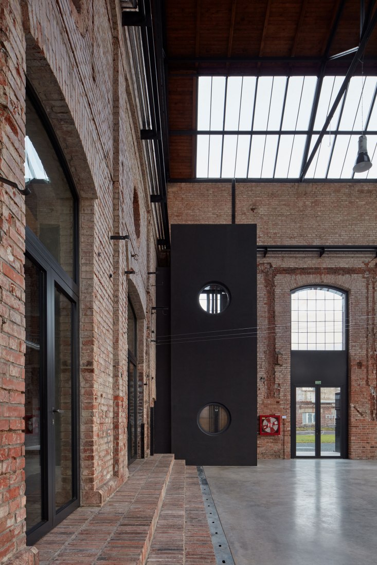 Área multifuncional. Reconversión de la Boiler House por Atelier Hoffman. Fotografía © Jakub Skokan and Martin Tůma / BoysPlayNice