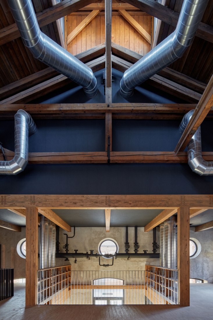 Vista interior. Reconversión de la Boiler House por Atelier Hoffman. Fotografía © Jakub Skokan and Martin Tůma / BoysPlayNice