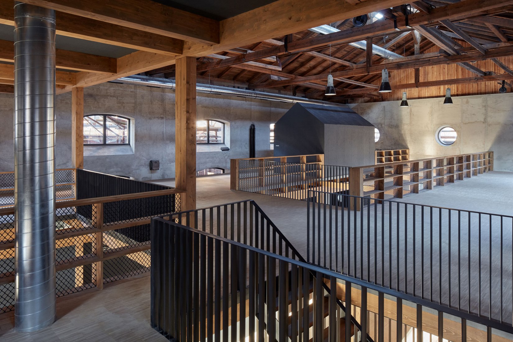 Vista interior. Reconversión de la Boiler House por Atelier Hoffman. Fotografía © Jakub Skokan and Martin Tůma / BoysPlayNice