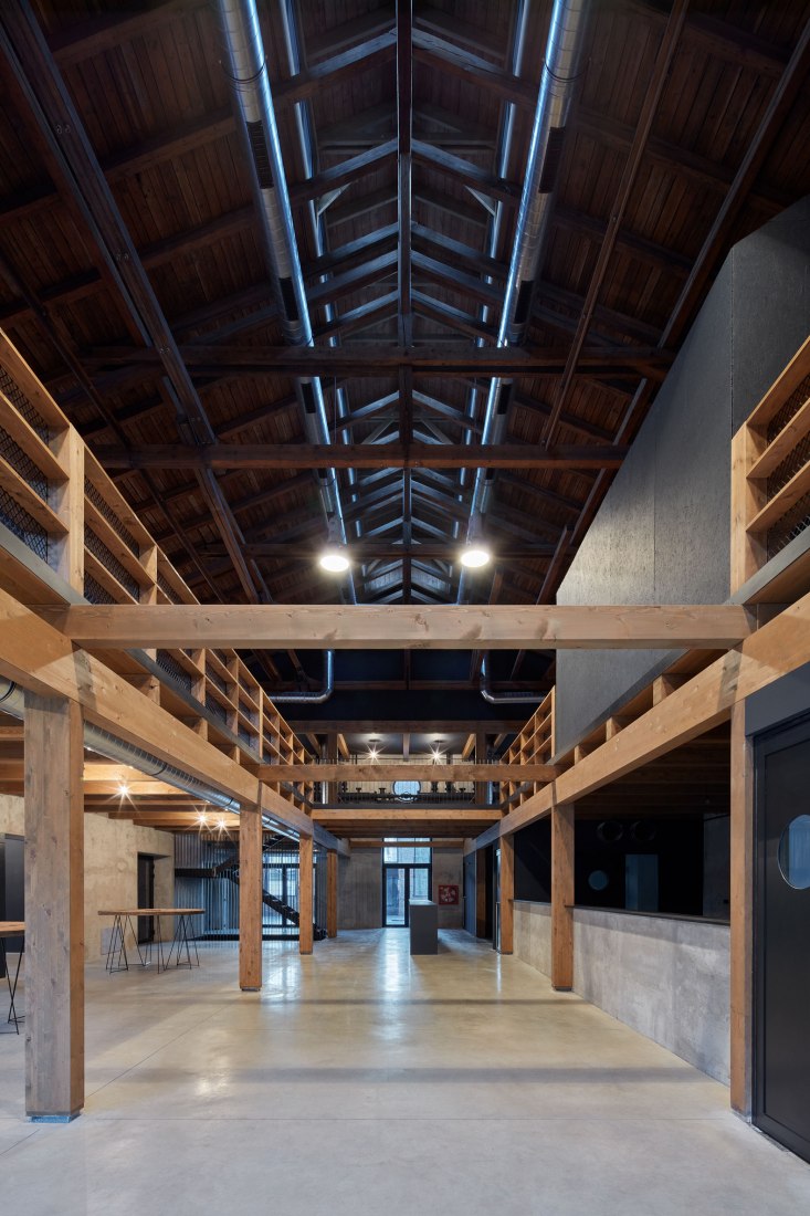 Vista interior. Reconversión de la Boiler House por Atelier Hoffman. Fotografía © Jakub Skokan and Martin Tůma / BoysPlayNice