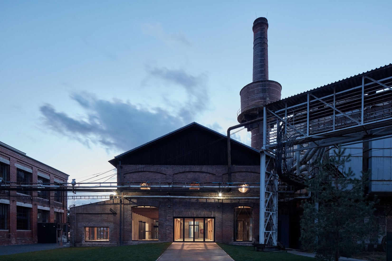 Vista exterior nocturna. Reconversión de la Boiler House por Atelier Hoffman. Fotografía © Jakub Skokan and Martin Tůma / BoysPlayNice