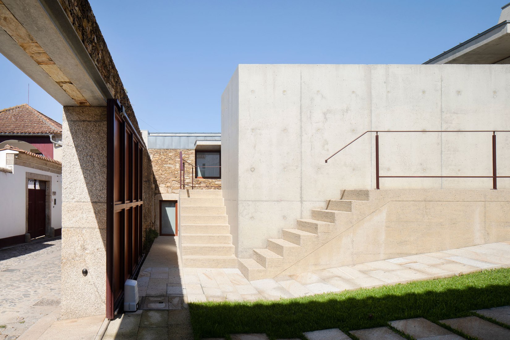 Casa Rates por ATELIERDACOSTA. Fotografía por Tiago Casanova.