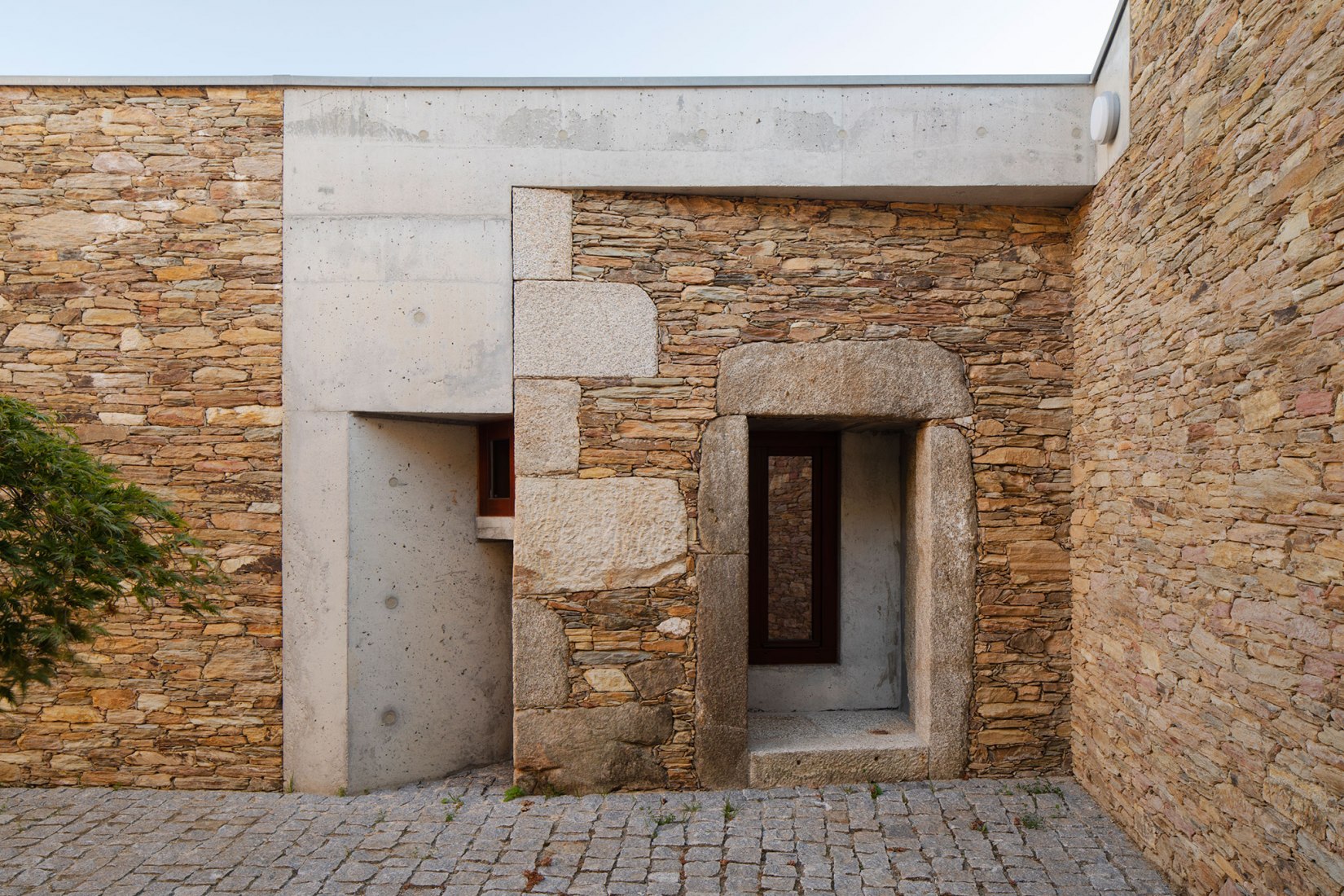 Casa Rates por ATELIERDACOSTA. Fotografía por Tiago Casanova.