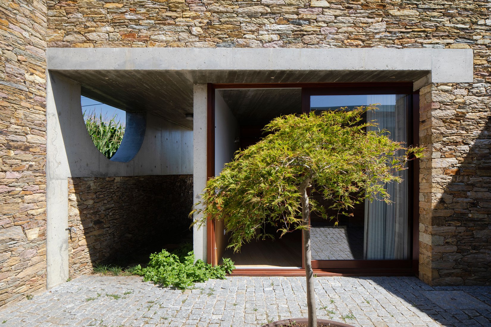 Casa Rates por ATELIERDACOSTA. Fotografía por Tiago Casanova.