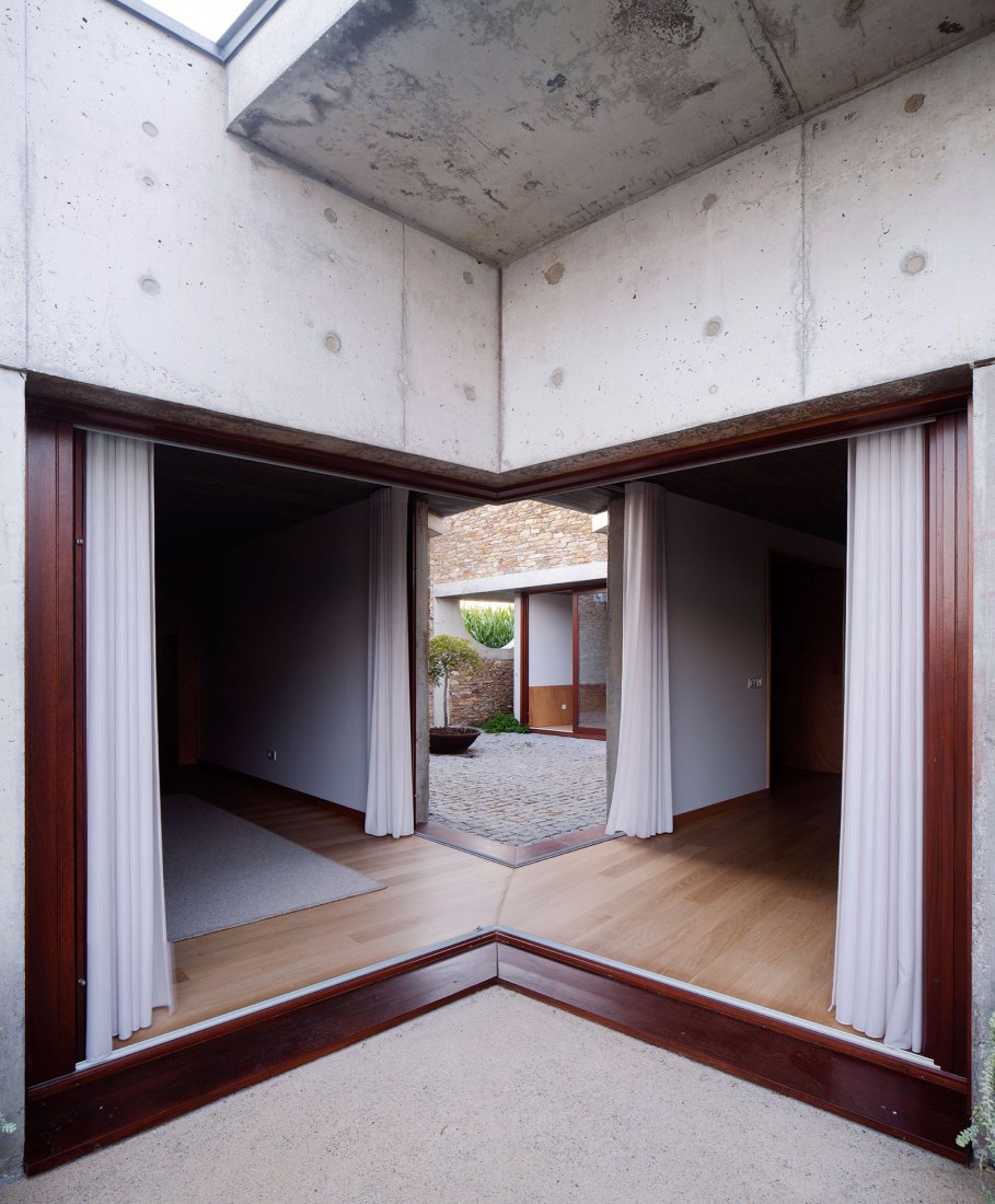 Casa Rates por ATELIERDACOSTA. Fotografía por Tiago Casanova.