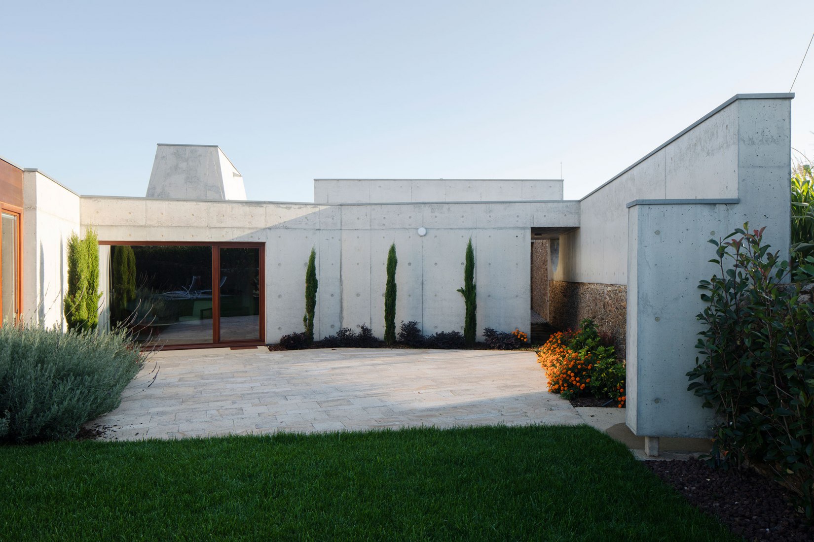 Casa Rates por ATELIERDACOSTA. Fotografía por Tiago Casanova.