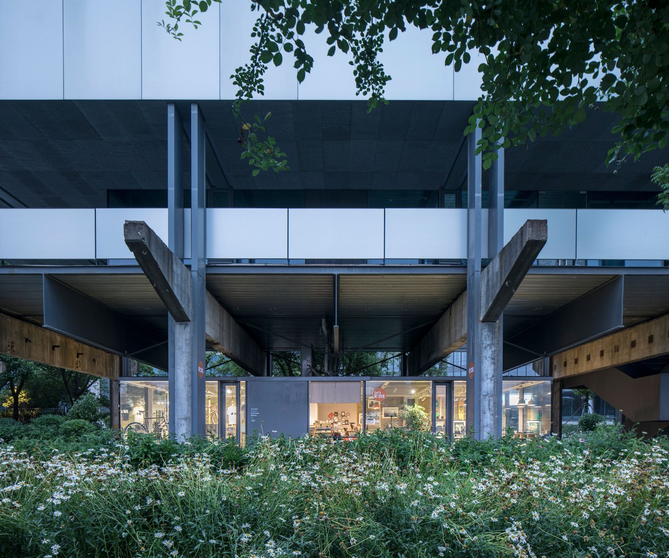 Museo de arte moderno de Shanghai por Atelier Deshaus. Fotografía por Tian Fangfang.