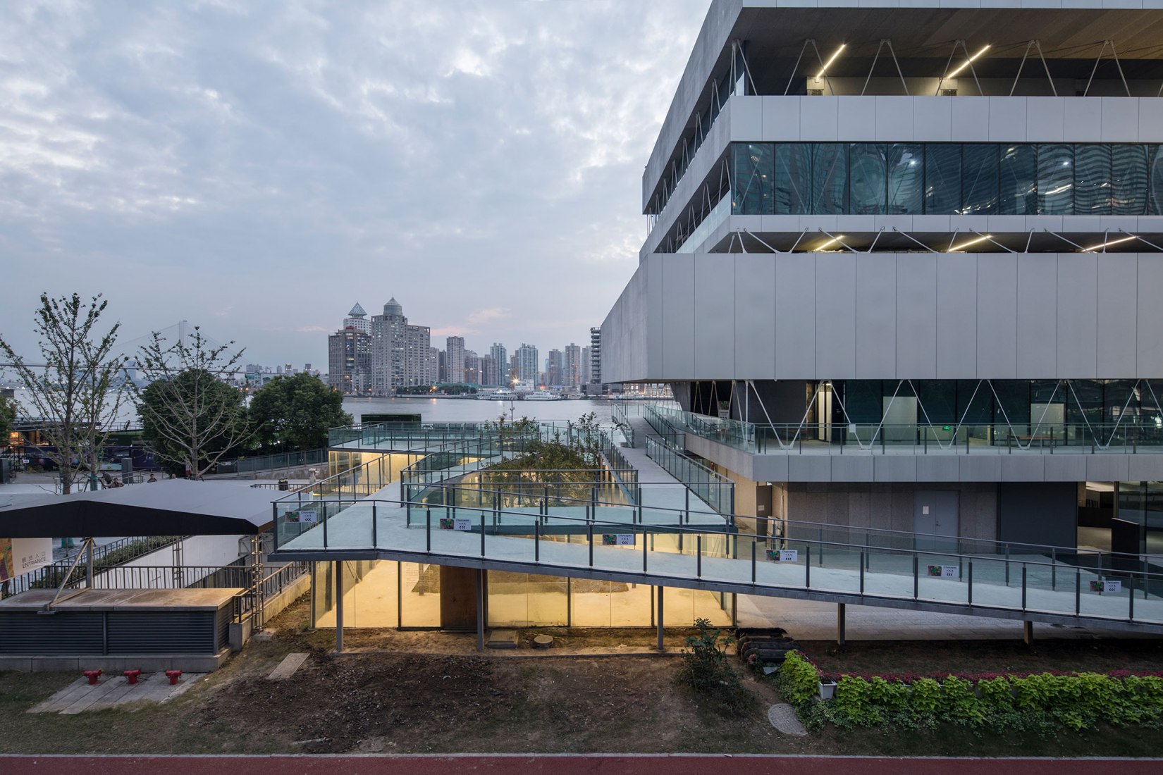 Museo de arte moderno de Shanghai por Atelier Deshaus. Fotografía por Tian Fangfang.