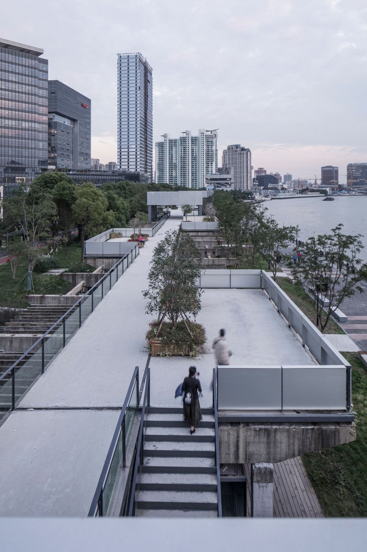 Pasarelas junto al río en Laobaidu Wharf por Atelier Deshaus. Fotografía por Tian Fangfang.