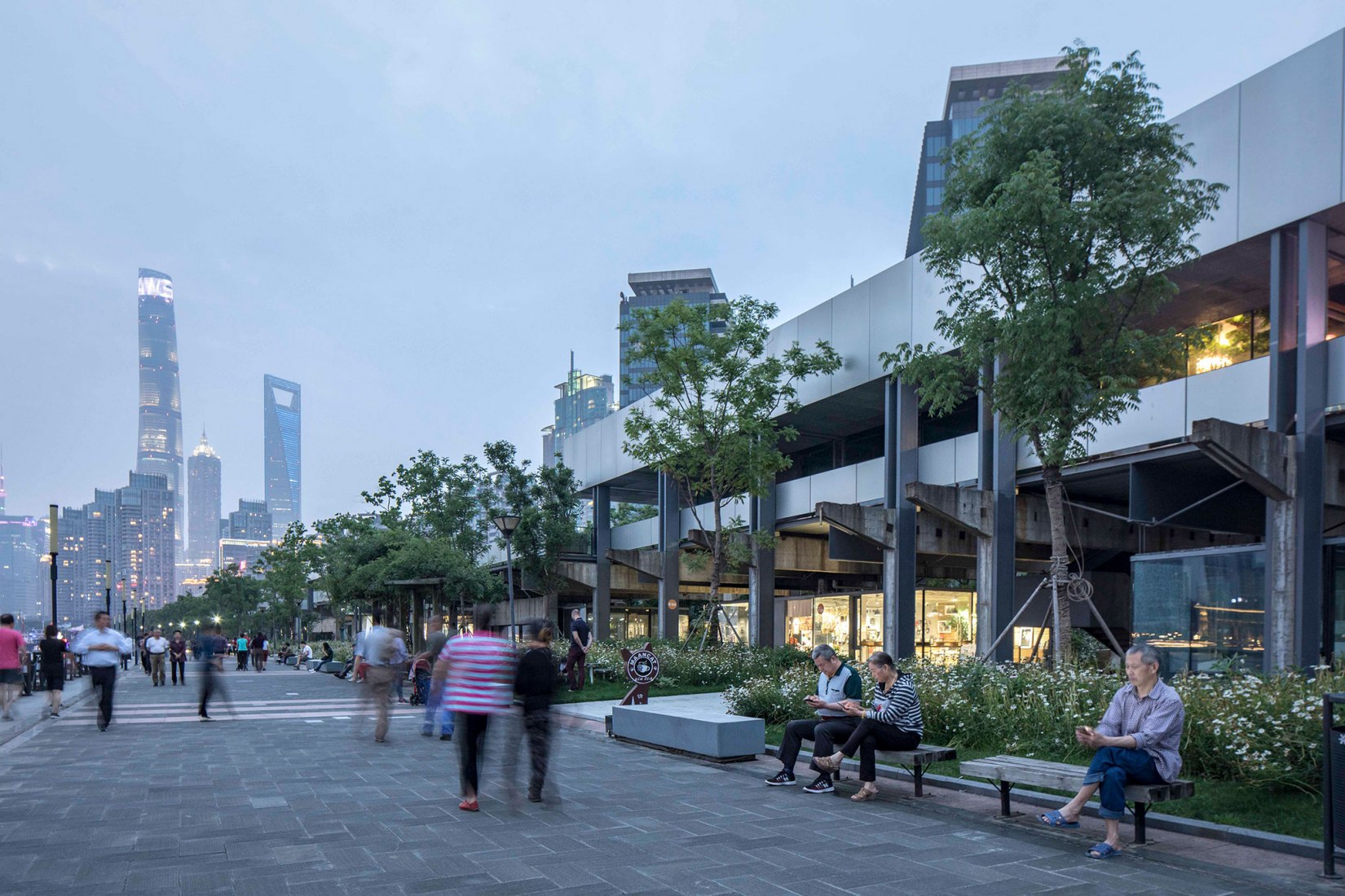 Pasarelas junto al río en Laobaidu Wharf por Atelier Deshaus. Fotografía por Tian Fangfang.