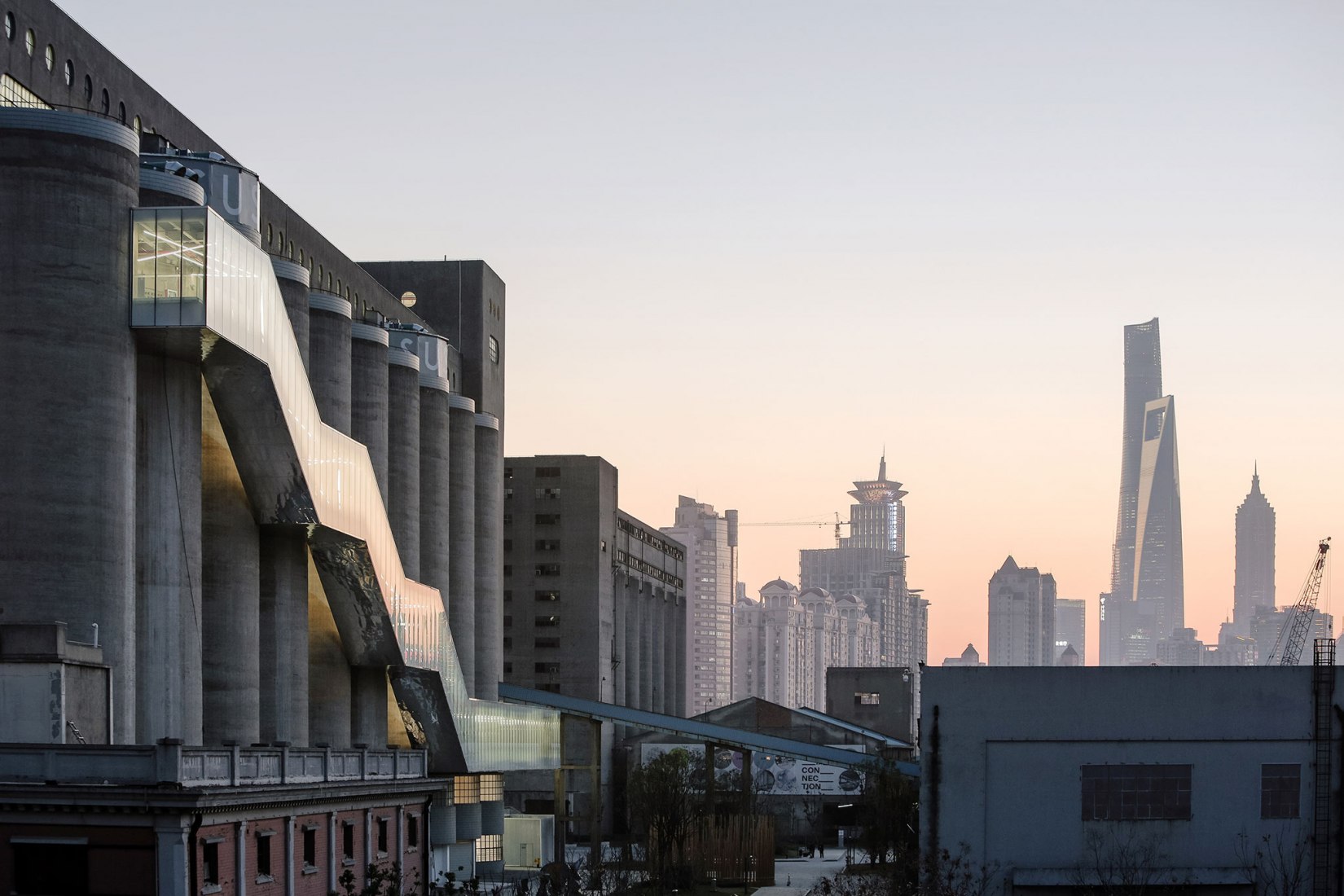 Centro de arte 80.000-ton Silos por Atelier Deshaus. Fotografía por Su Shengliang.