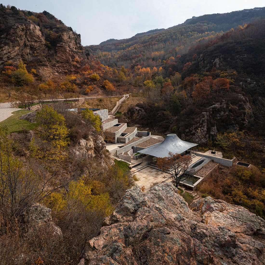 Claustro en la montaña Jinshan por Atelier Deshaus. Fotografía por Su Shengliang.