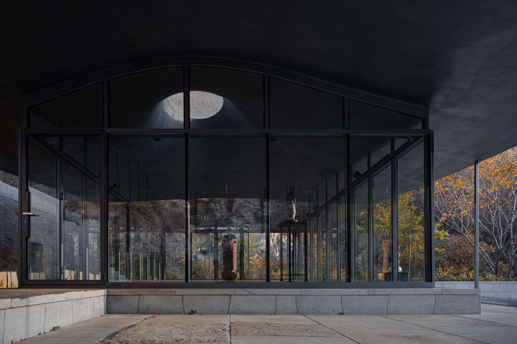 Claustro en la montaña Jinshan por Atelier Deshaus. Fotografía por Su Shengliang.