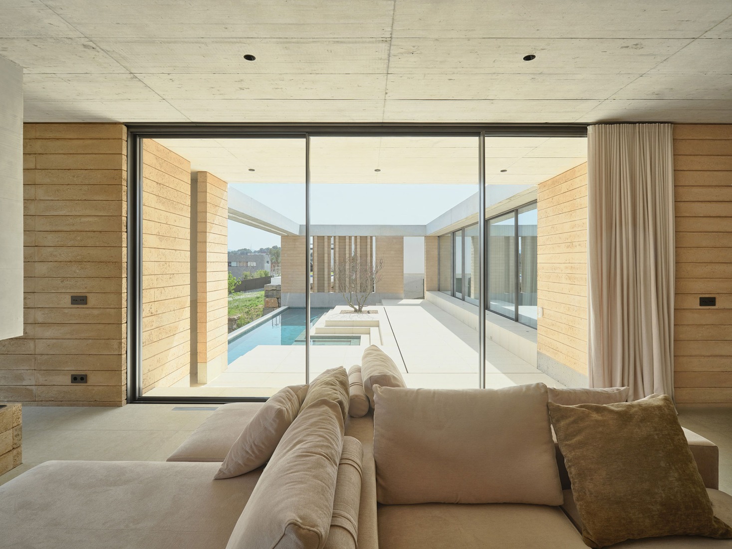 Casa Artiga by Atheleia Arquitectura. Photograph by Adrià Goula.