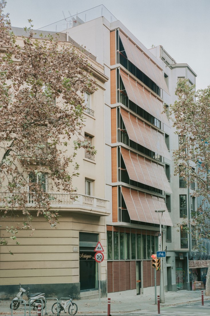 Bloque de viviendas en Sardenya 365 por Atienza Maure Arquitectos. Fotografía por Lorenzo Zandri.