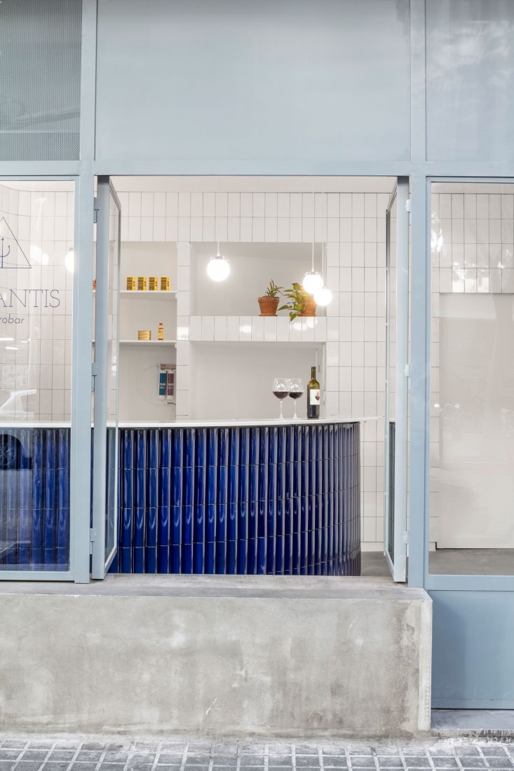 Atlantis gastrobar by Arantxa Manrique arquitectes. Photograph by Adriá Goula.