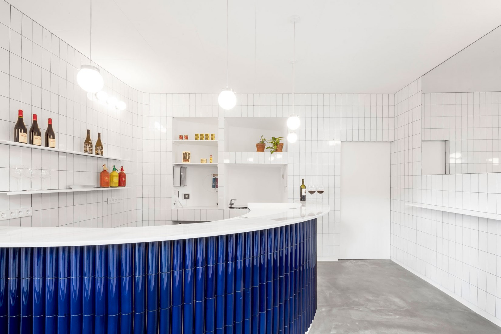 Atlantis gastrobar by Arantxa Manrique arquitectes. Photograph by Adriá Goula.