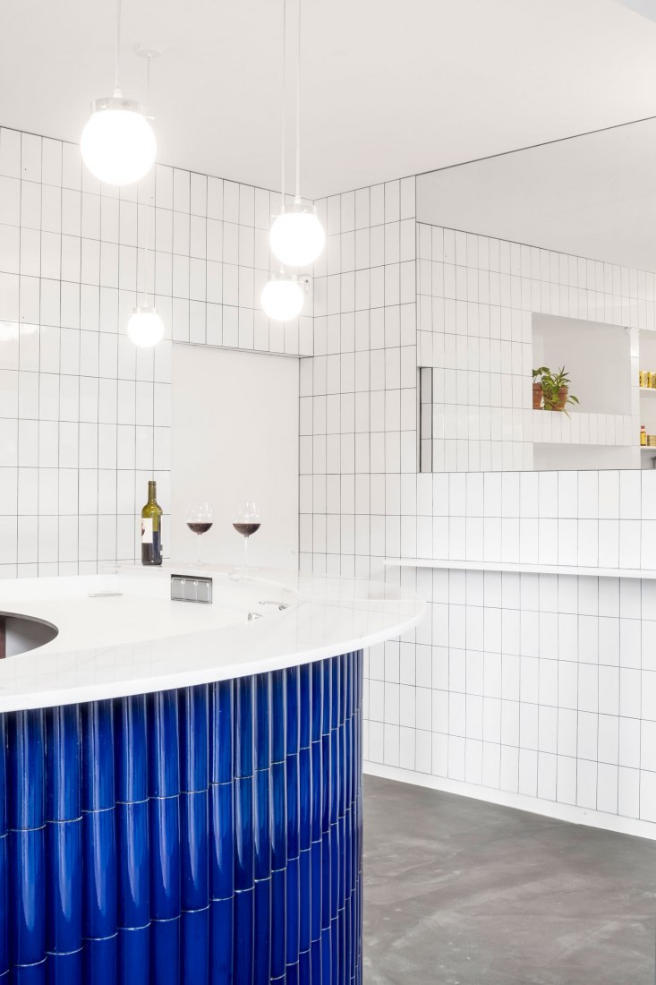 Atlantis gastrobar by Arantxa Manrique arquitectes. Photograph by Adriá Goula.