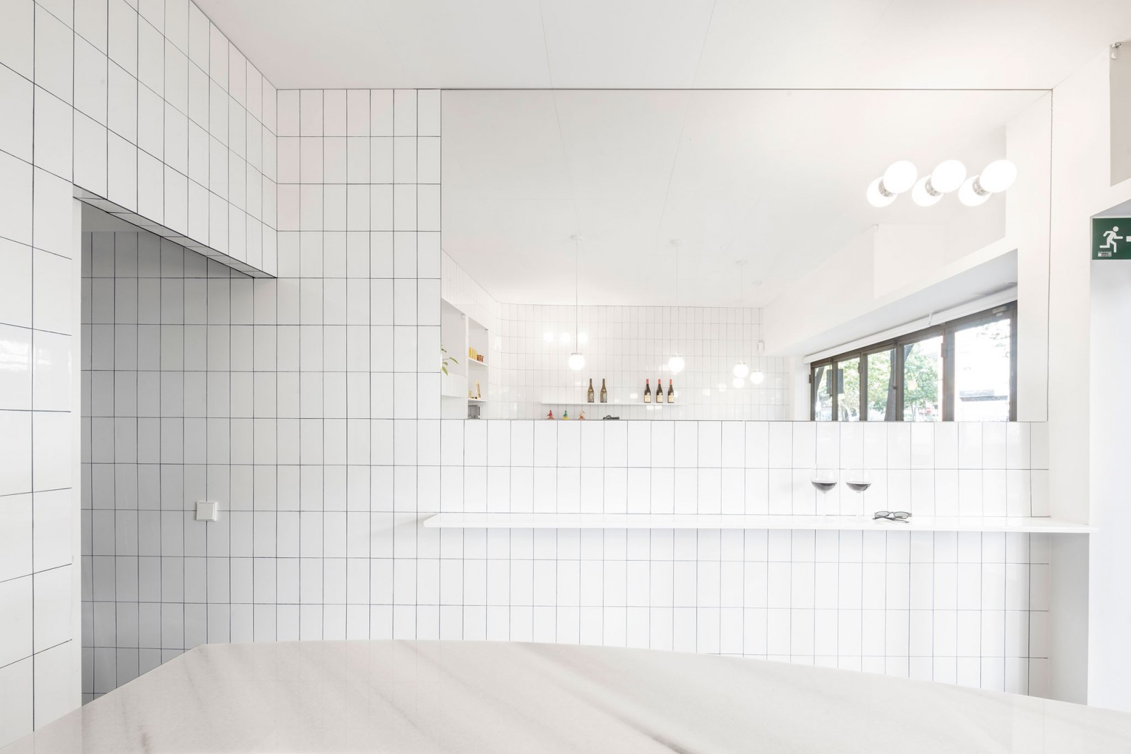 Atlantis gastrobar by Arantxa Manrique arquitectes. Photograph by Adriá Goula.