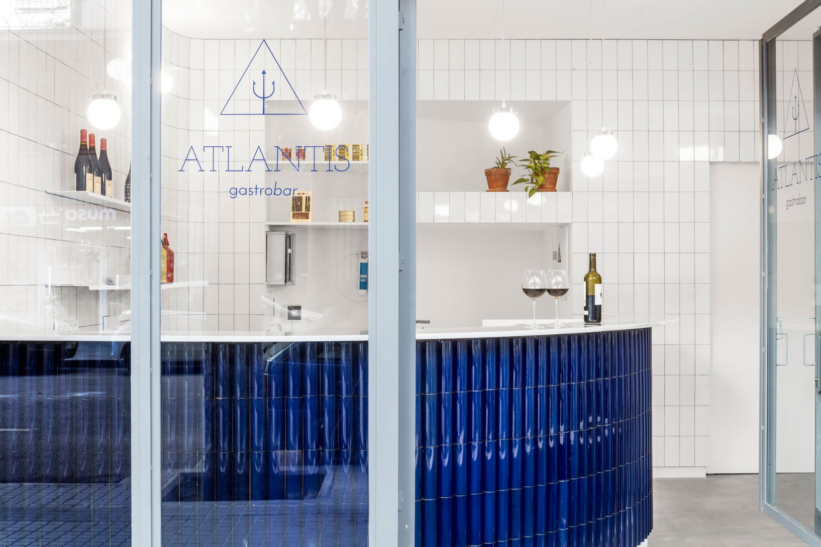Atlantis gastrobar by Arantxa Manrique arquitectes. Photograph by Adriá Goula.