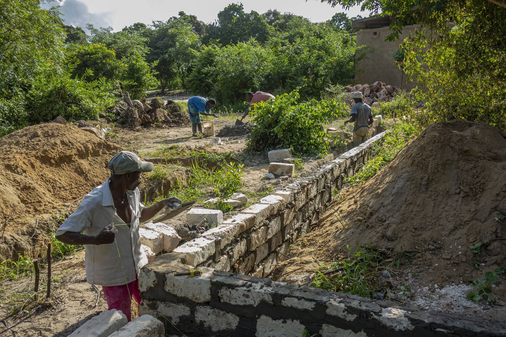 Proceso de construcción. Centro de Educación Eco Moyo por AUG, Architectopia, Jan Kazimierz Godzimirski