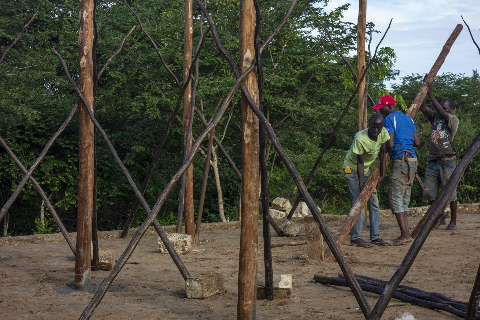 Proceso de construcción. Centro de Educación Eco Moyo por AUG, Architectopia, Jan Kazimierz Godzimirski