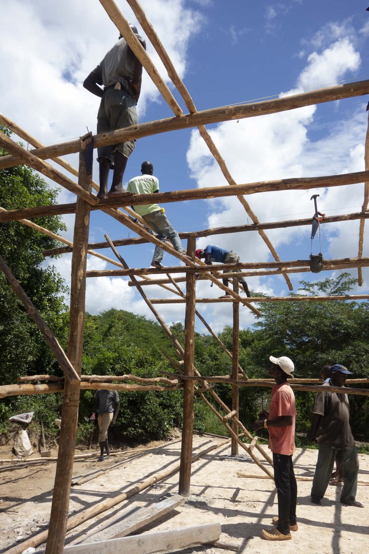Proceso de construcción. Centro de Educación Eco Moyo por AUG, Architectopia, Jan Kazimierz Godzimirski