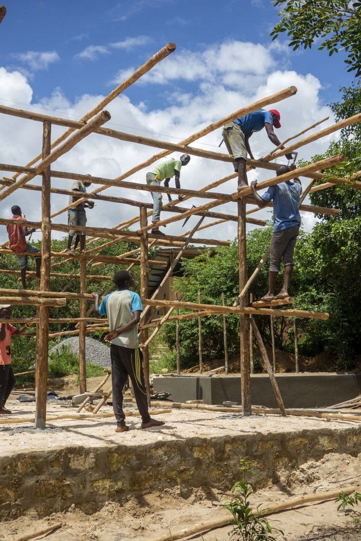 Proceso de construcción. Centro de Educación Eco Moyo por AUG, Architectopia, Jan Kazimierz Godzimirski