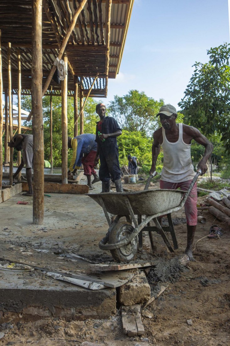 Proceso de construcción. Centro de Educación Eco Moyo por AUG, Architectopia, Jan Kazimierz Godzimirski