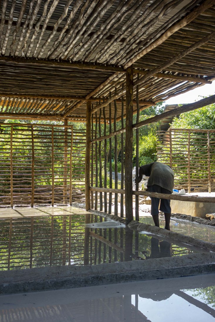 Proceso de construcción. Centro de Educación Eco Moyo por AUG, Architectopia, Jan Kazimierz Godzimirski