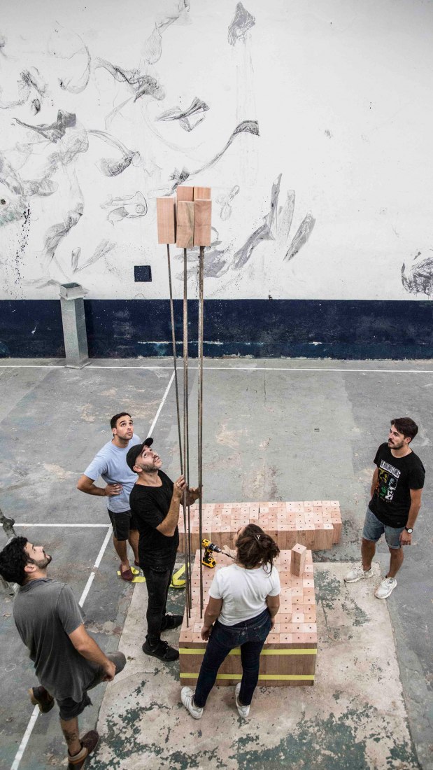 Ensamblaje y construcción. «Arquitectura de las transiciones: lo material es político» por BAAG.