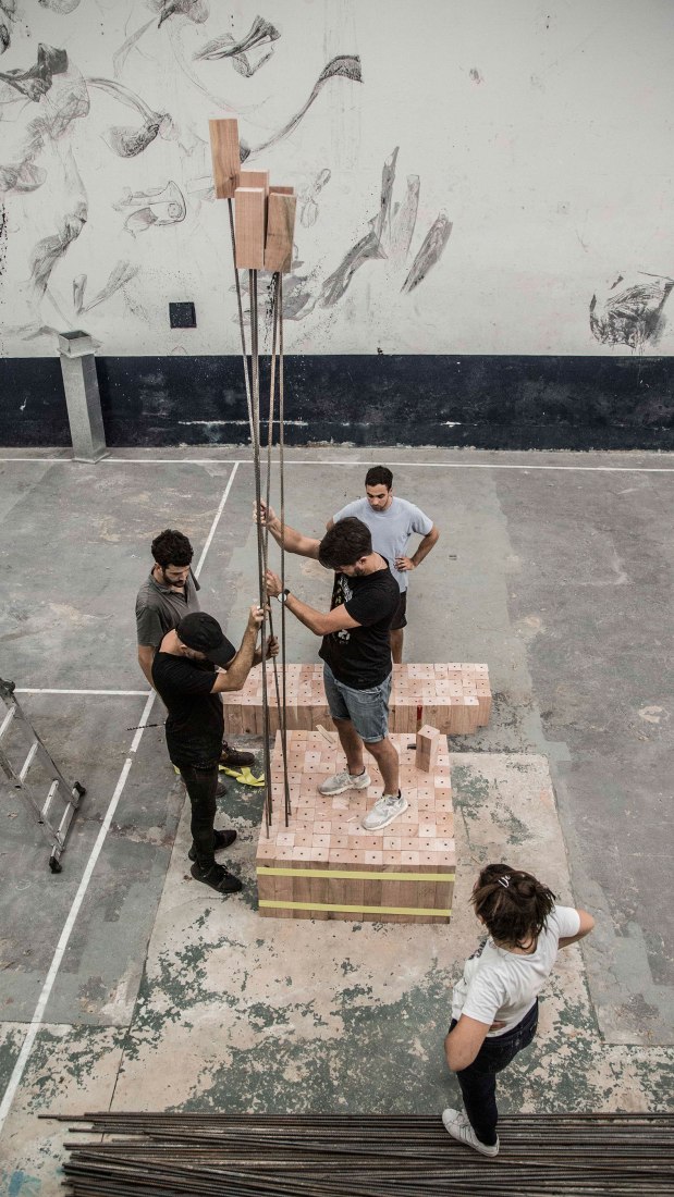 Ensamblaje y construcción. «Arquitectura de las transiciones: lo material es político» por BAAG.
