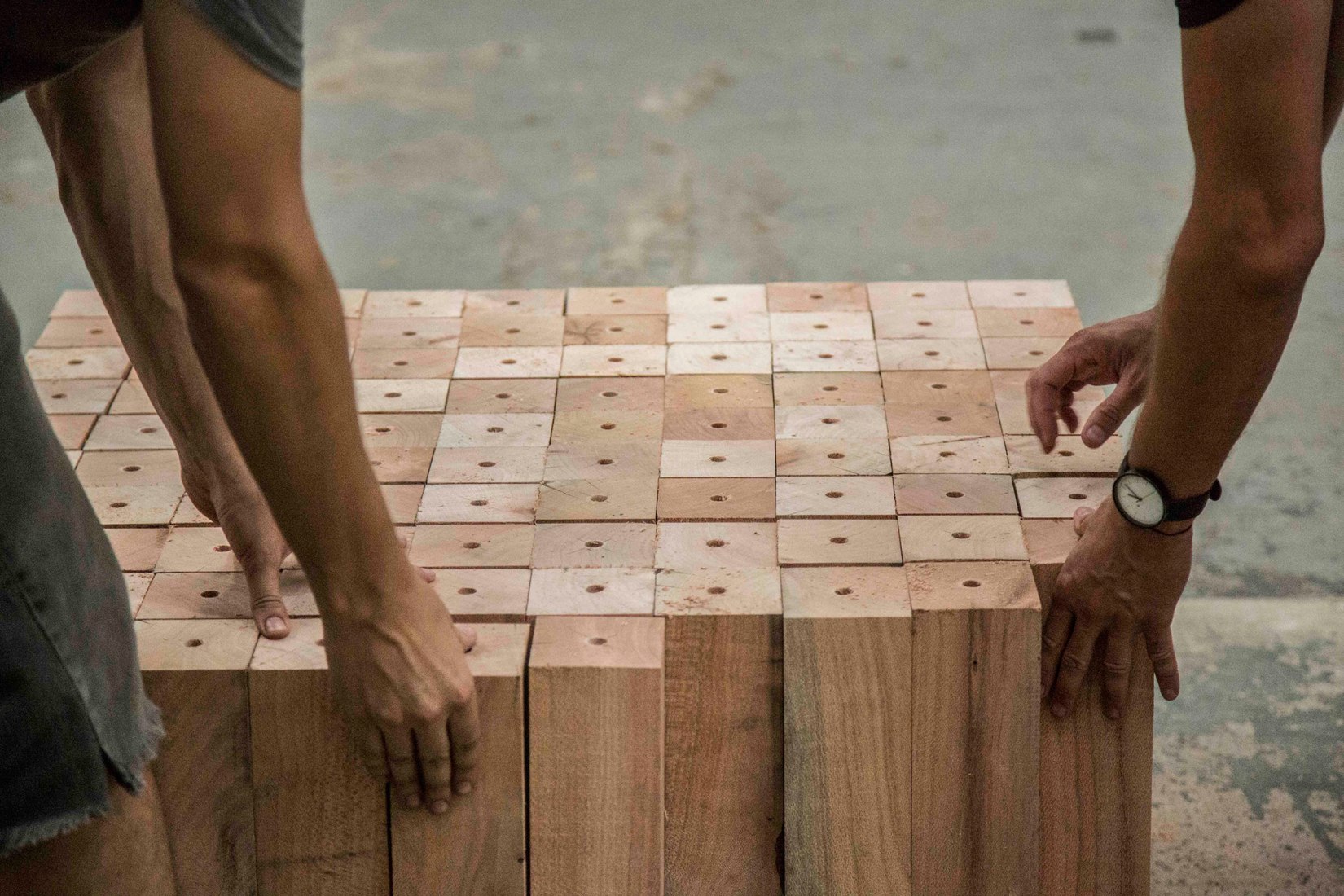 Ensamblaje y construcción. «Arquitectura de las transiciones: lo material es político» por BAAG.