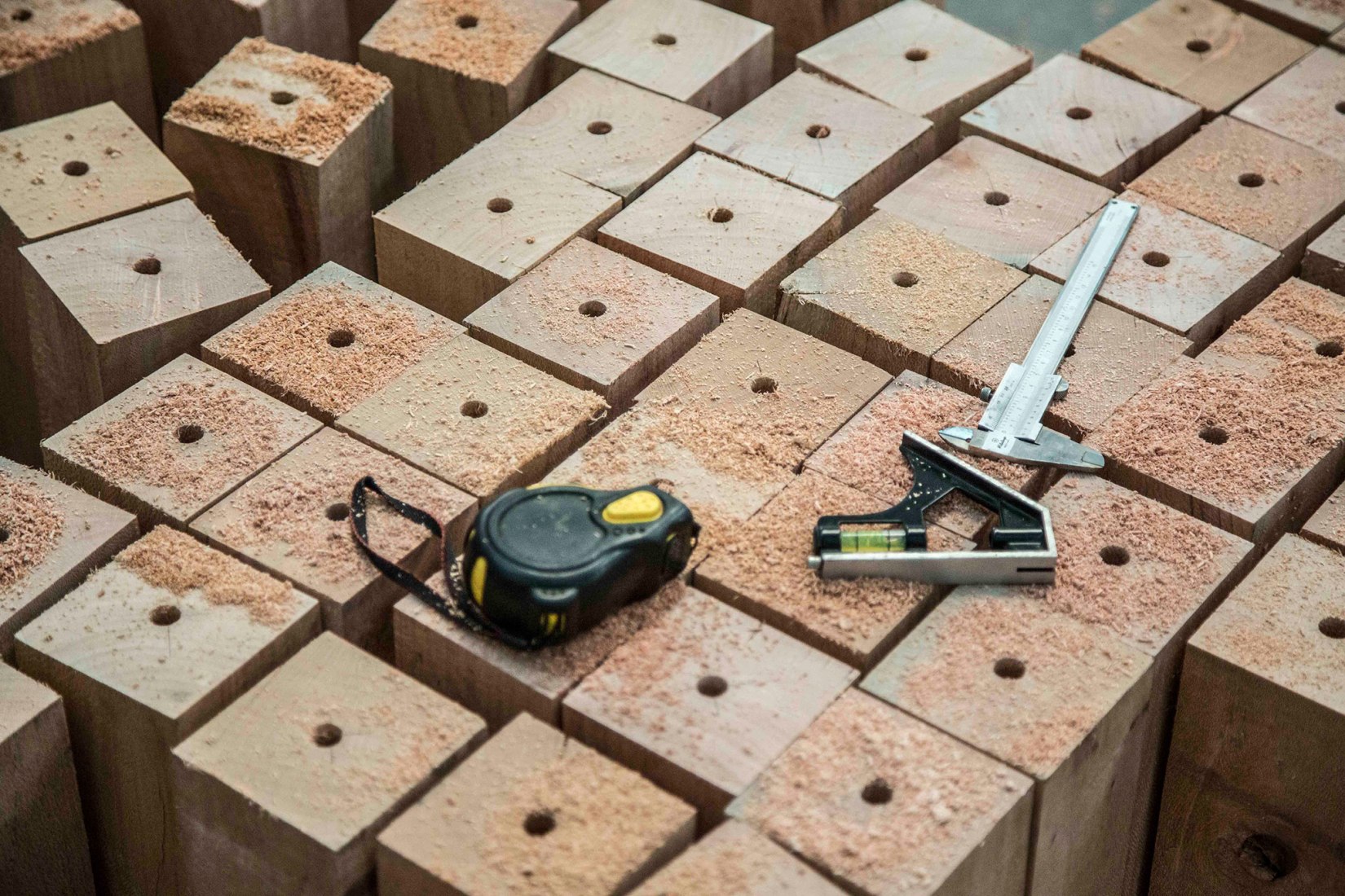 Ensamblaje y construcción. «Arquitectura de las transiciones: lo material es político» por BAAG.