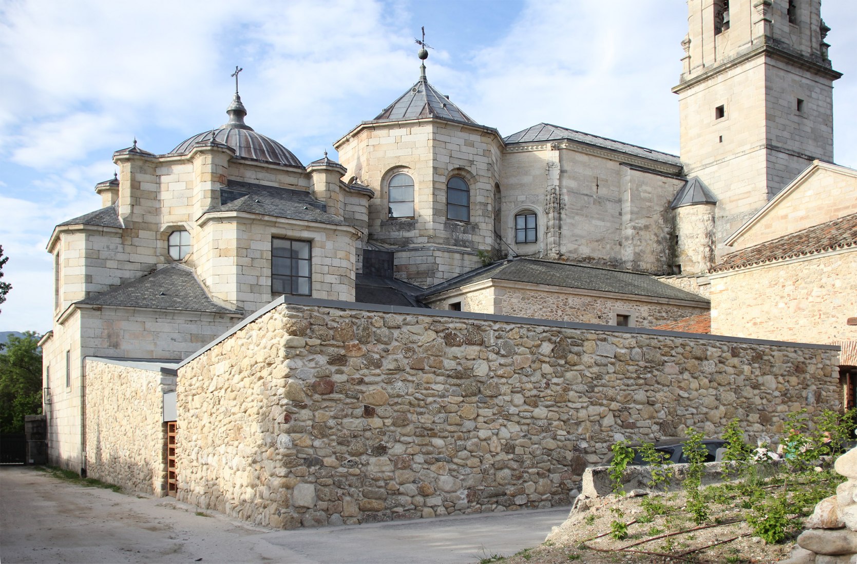 Recuperación de la cilla y jardienes del Monasterio de Santa María de El Paular, por bab arquitectos.