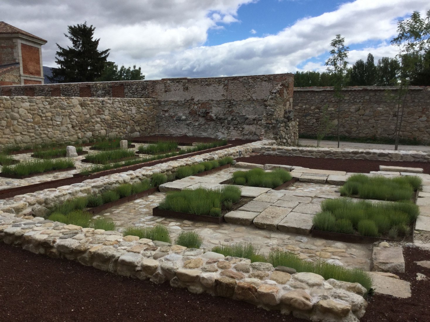 Recuperación de la cilla y jardienes del Monasterio de Santa María de El Paular, por bab arquitectos.