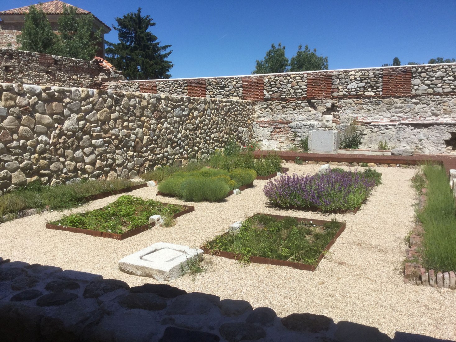 Recuperación de la cilla y jardienes del Monasterio de Santa María de El Paular, por bab arquitectos.