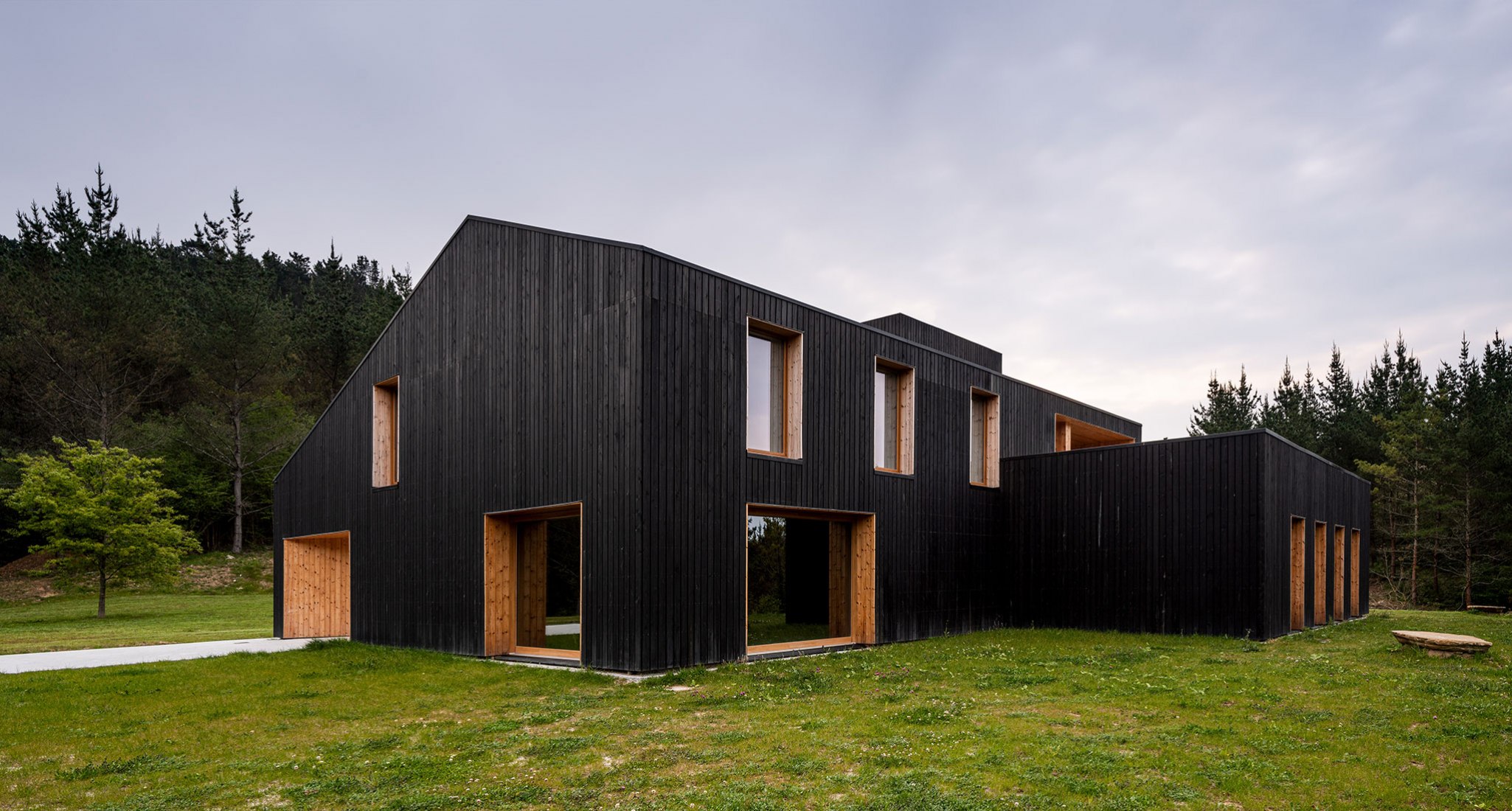 Caserío Azkarraga por BABELstudio y BONADONA Arquitectura. Fotografía por Biderbost Photo.