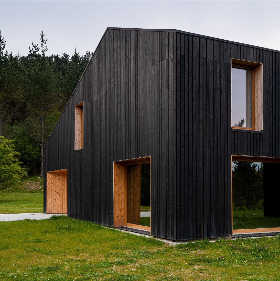 Caserío Azkarraga por BABELstudio y BONADONA Arquitectura. Fotografía por Biderbost Photo.