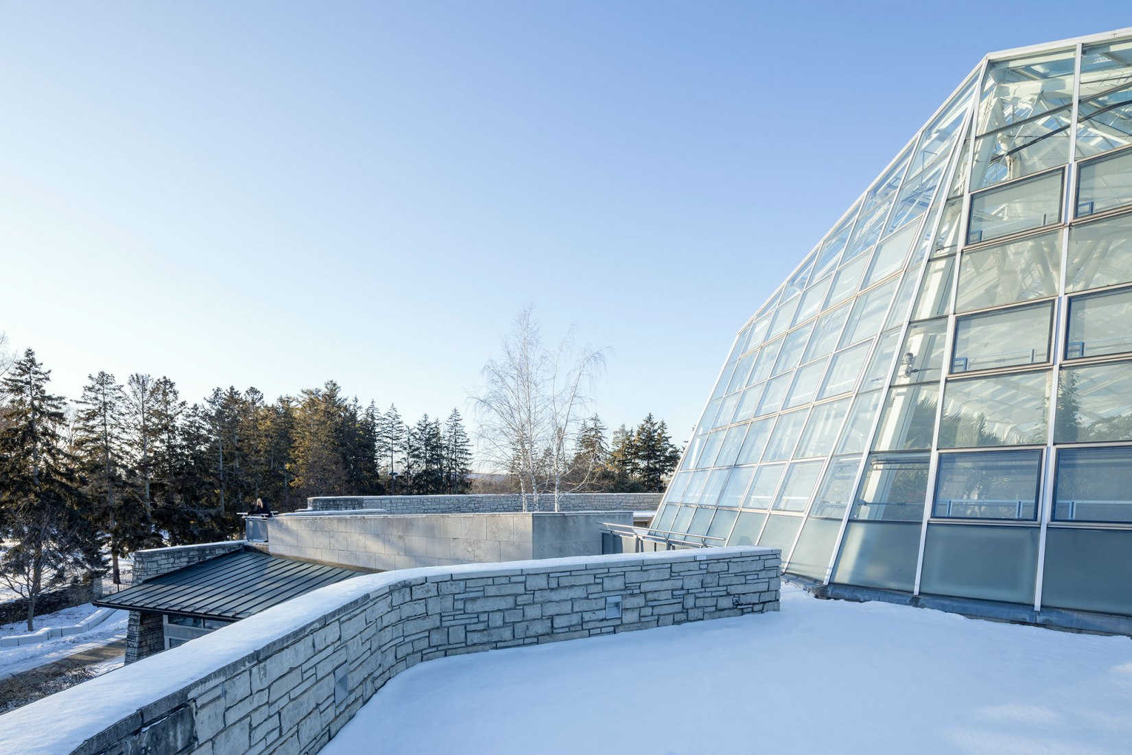 Vista contemporánea de la casa de exhibición y el paisaje del techo sobre las instalaciones de 